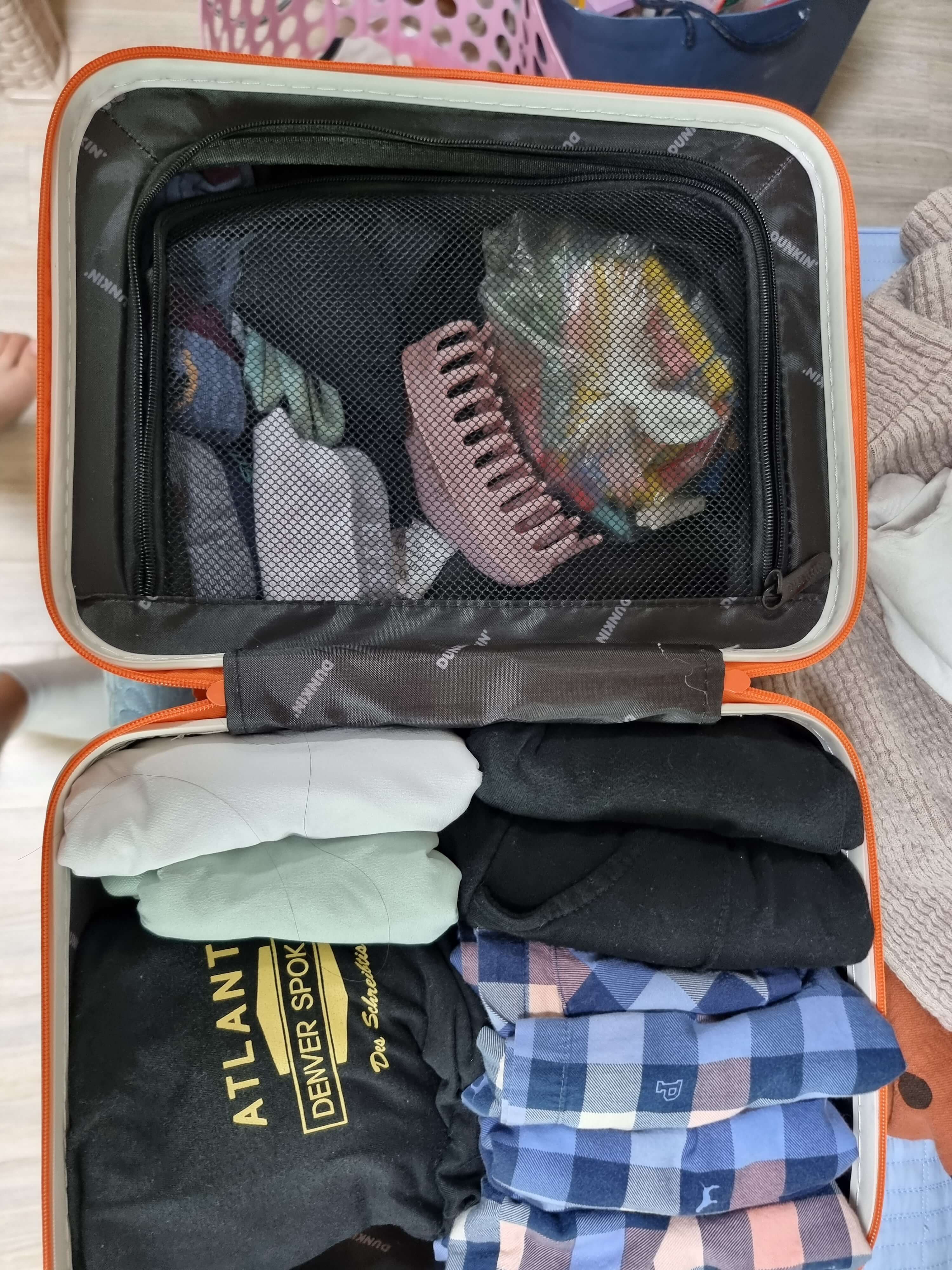 여행가방에 옷을 넣은모습
