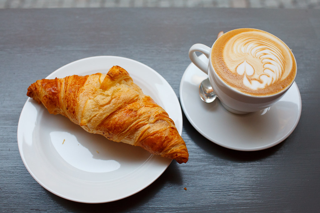 un café latte y un croissant 카페라떼와 크로와상