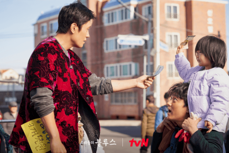 우리들의 블루스 동석이 은기에게 5만원권 지폐를 용돈으로 주는 장면 스틸컷