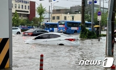  "도로에 차가 둥둥, 버스에서 두 시간째"..물폭탄에 시민들 '퇴근전쟁'