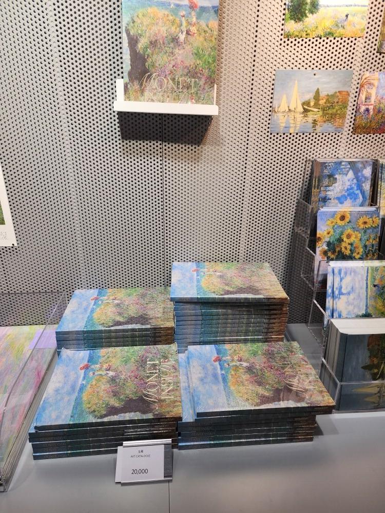 모네 인사이드 도록. 가격은 20&#44;000 원.