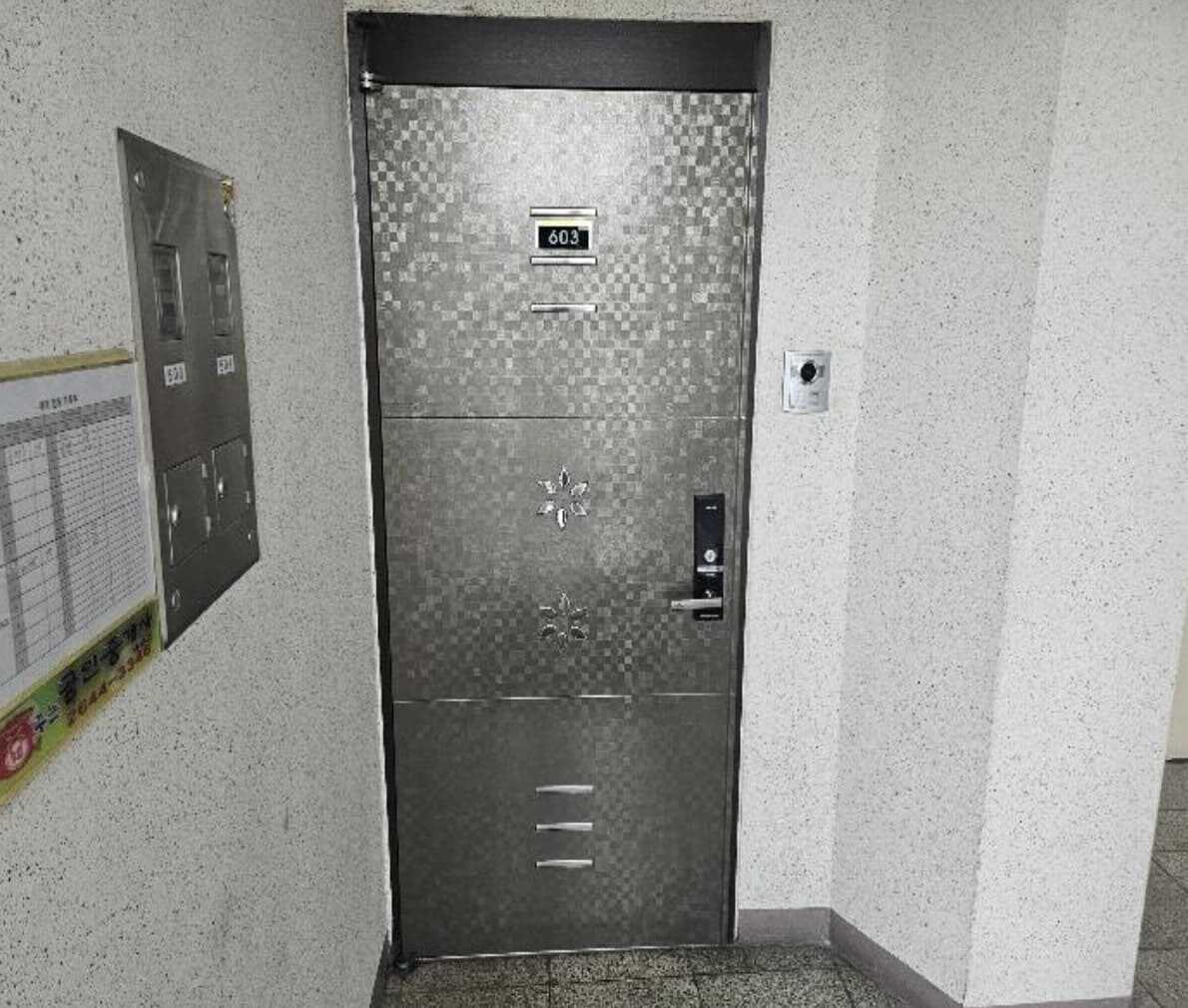 서울 아파트 경매 물건 명지 해뜨는 터 아파트 현관