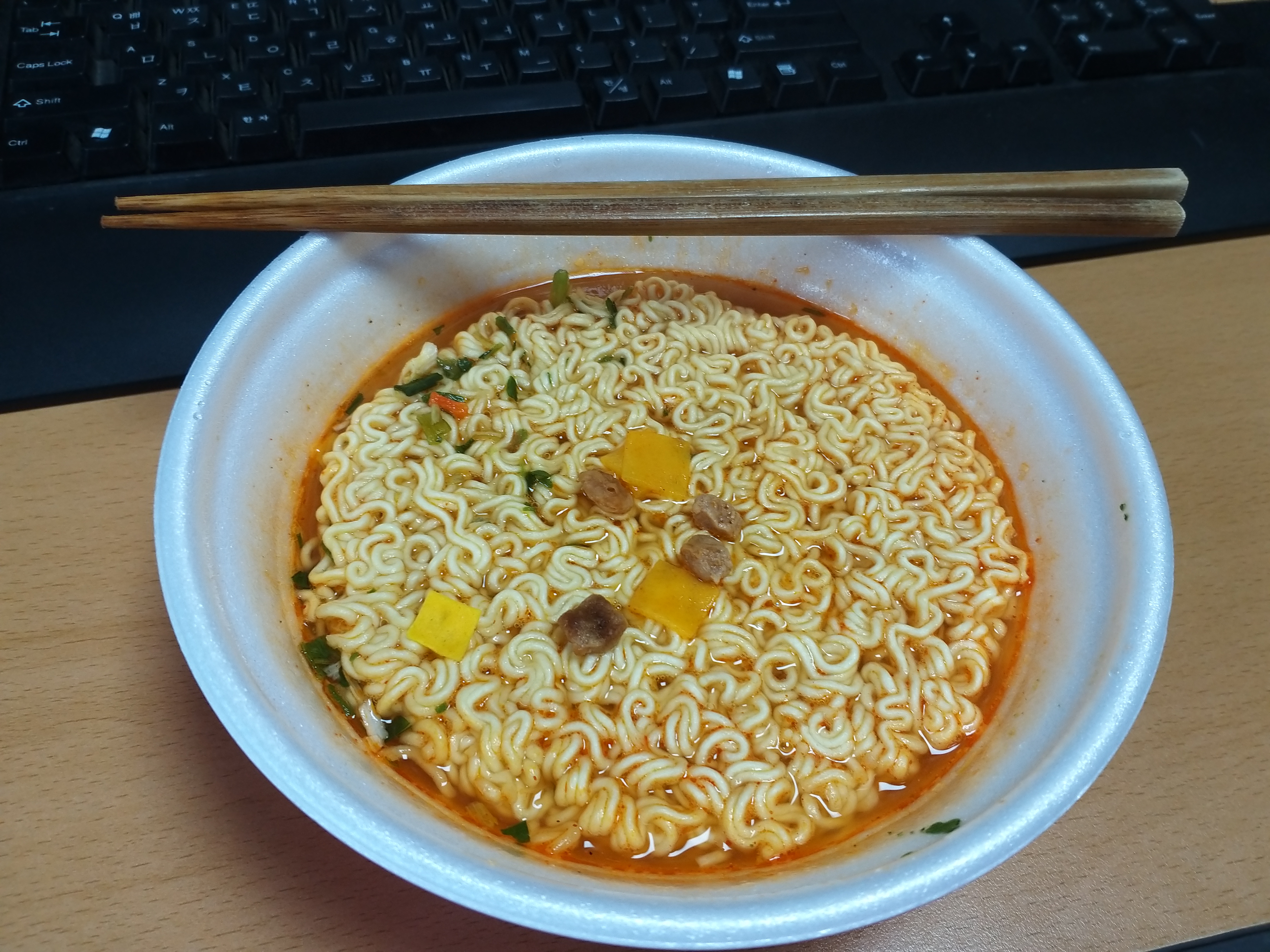  [20201126]일하면서 간단한 점심으로 왕뚜껑 컵라면을 먹었어요