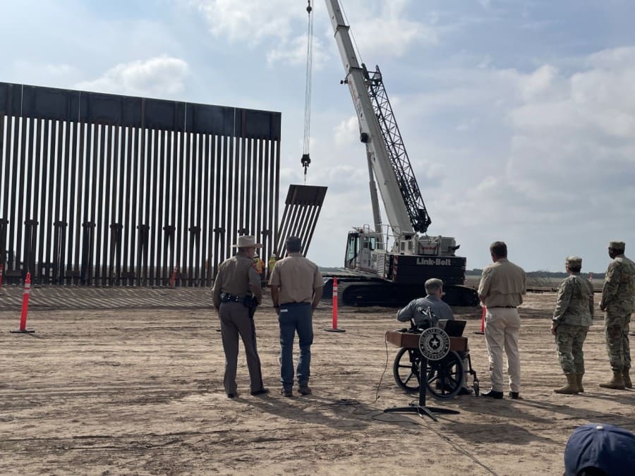  텍사스, 국경 장벽 건설 재개...바이든 행정부 반대 불구 VIDEO: Texas Gov. Abbott debuts construction of border wall