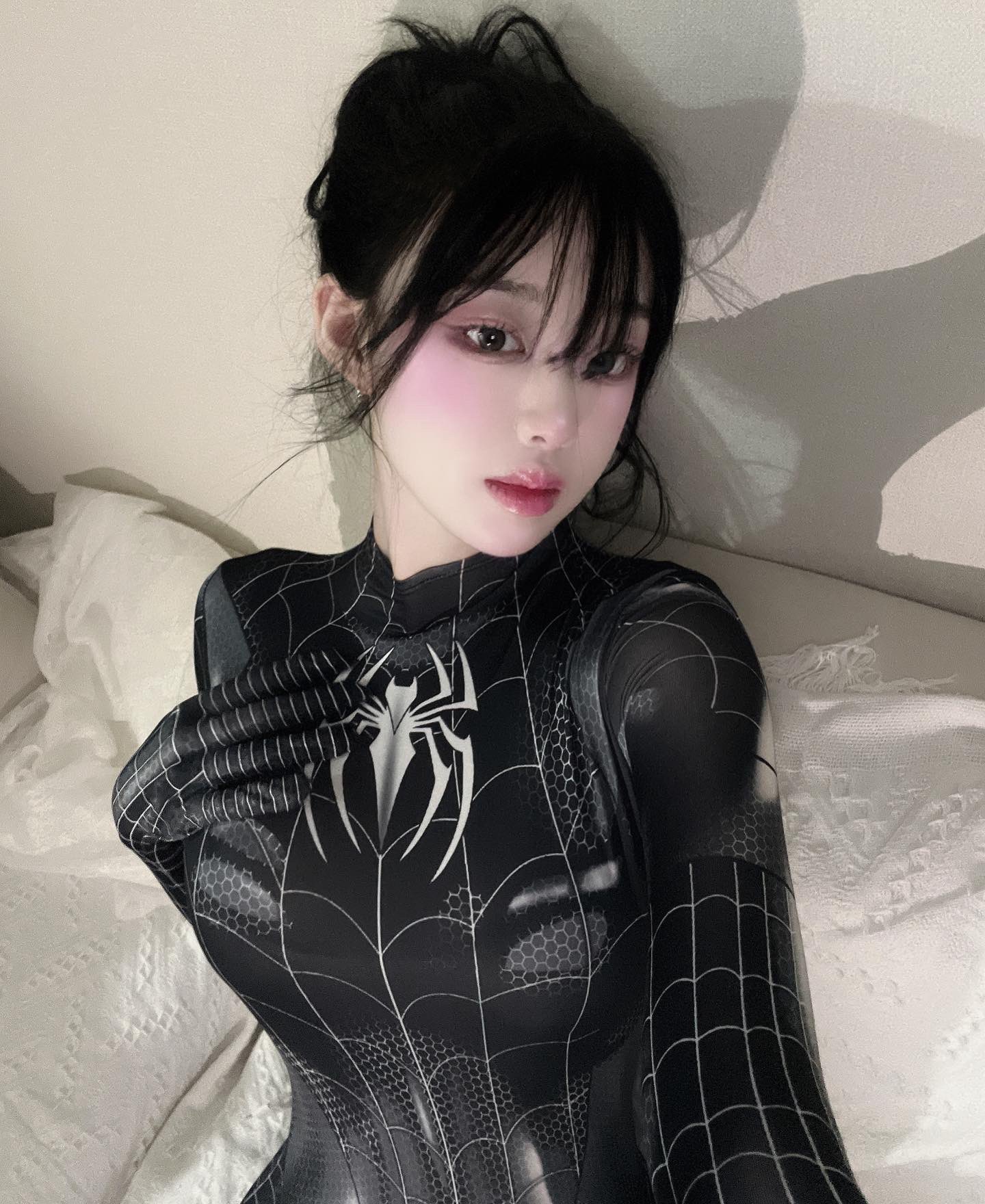  블랙 스파이더맨 코스프레한 처자 인스타그램 사진