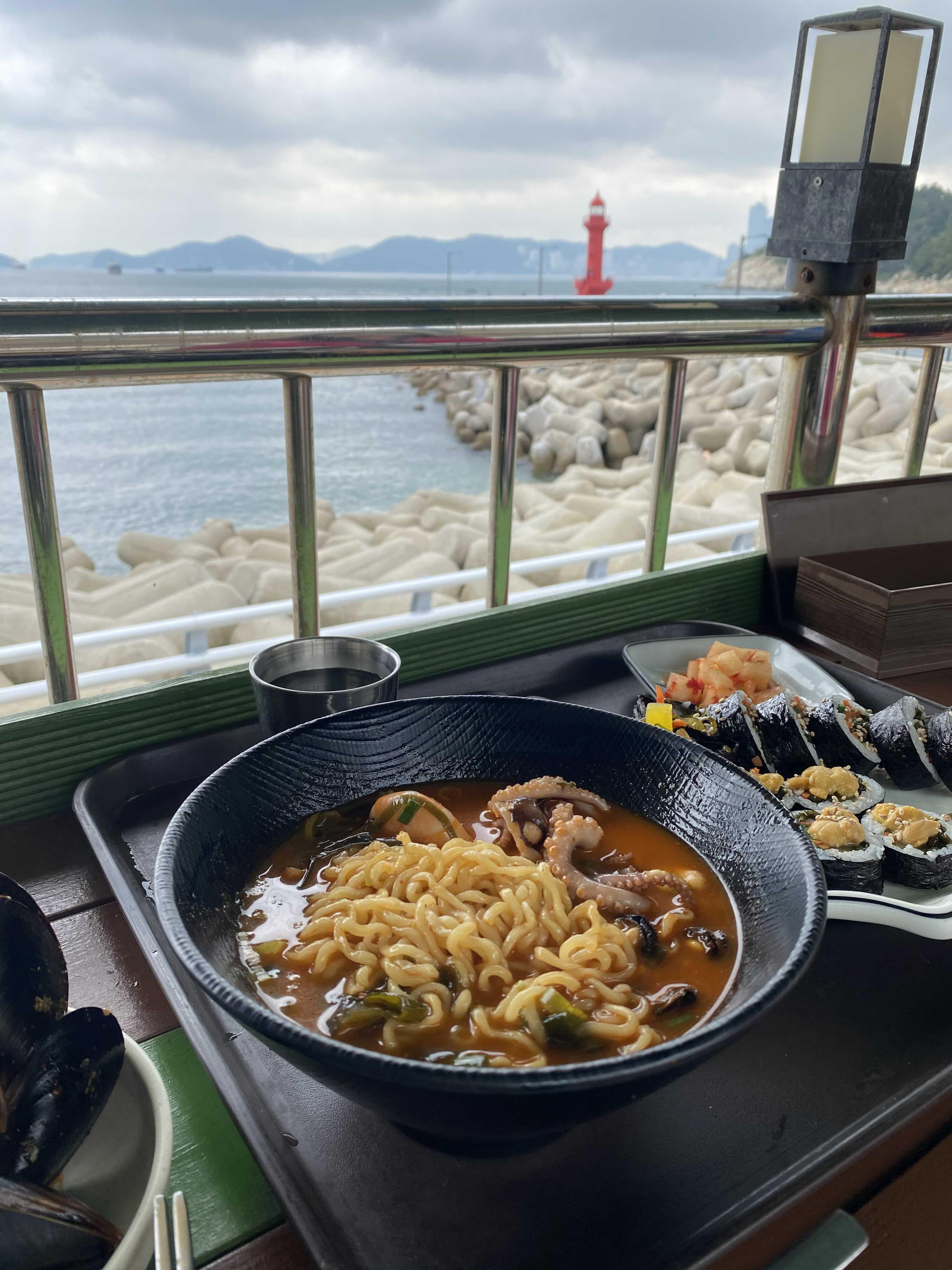 바다 앞에서 먹는 라면도 김밥도 맛이 없을 수 없다.