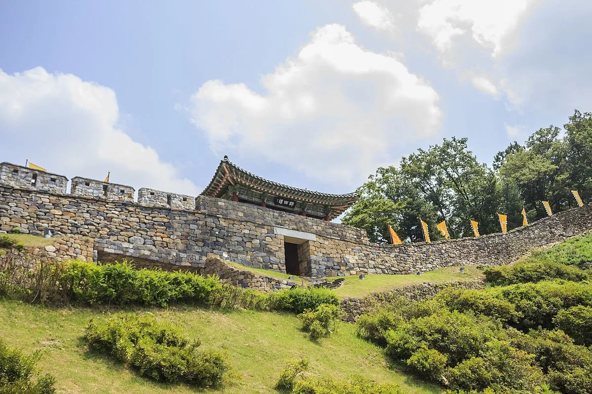 공주 공산성은 백제시대 475년부터 538년에 수도 방어와 왕궁 기능을 수행하던 산성입니다 금강을 끼고 해발 110m 능선에 축조된 포곡형_2