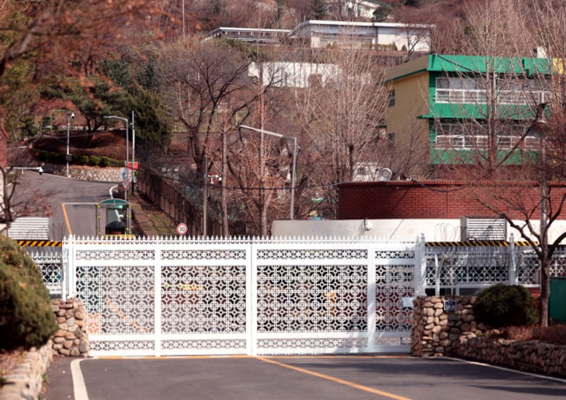  김건희 관저쇼핑 논란, 김건희 여사 한남동 외교부 공관 에서 쇼핑 놀이. 대통령 관저 외교장관 공관으로 확정.