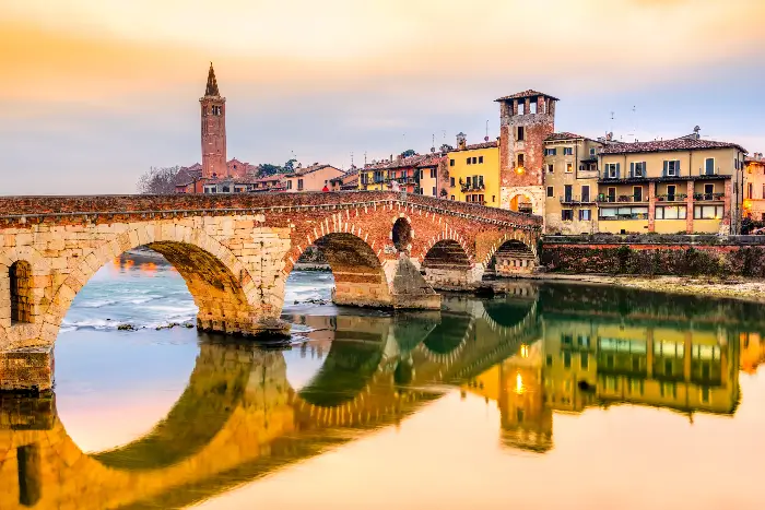 폰테 피에트라 Ponte Pietra (source: www.arrivalguides.com/)