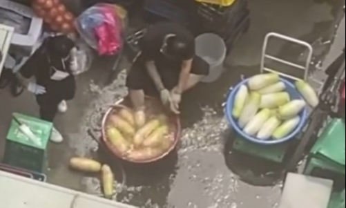  “중국인 줄 알았는데…” 무 닦은 수세미로 발바닥 문지르는 영상 ...