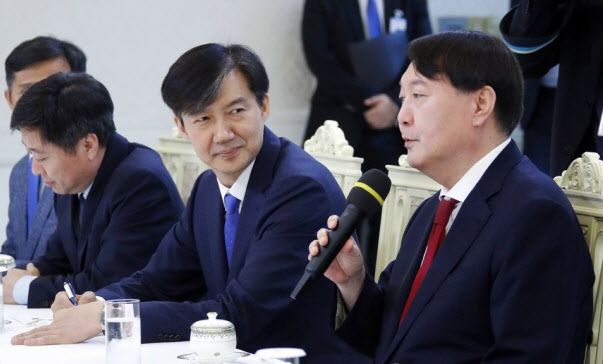  尹대통령 지지율 '뚝뚝'..침묵 깬 추미애·조국은 '공유'
