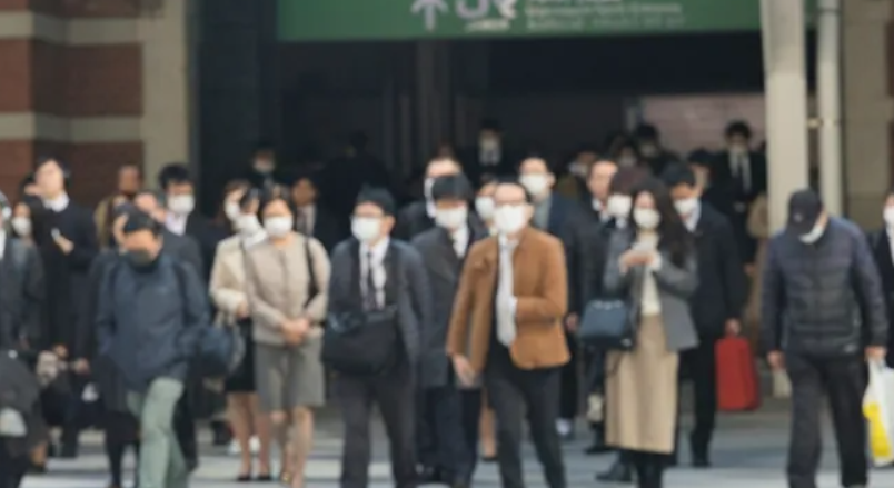 일본 연쇄상구균 독성쇼크증후군을 대비하여 마스크를 착용중인 사진