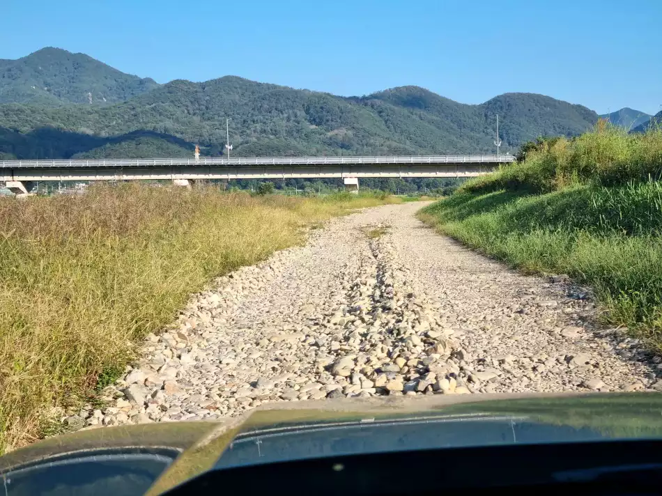 자갈밭 깊이가 애매해서 차를 잘 달래야 했습니다.