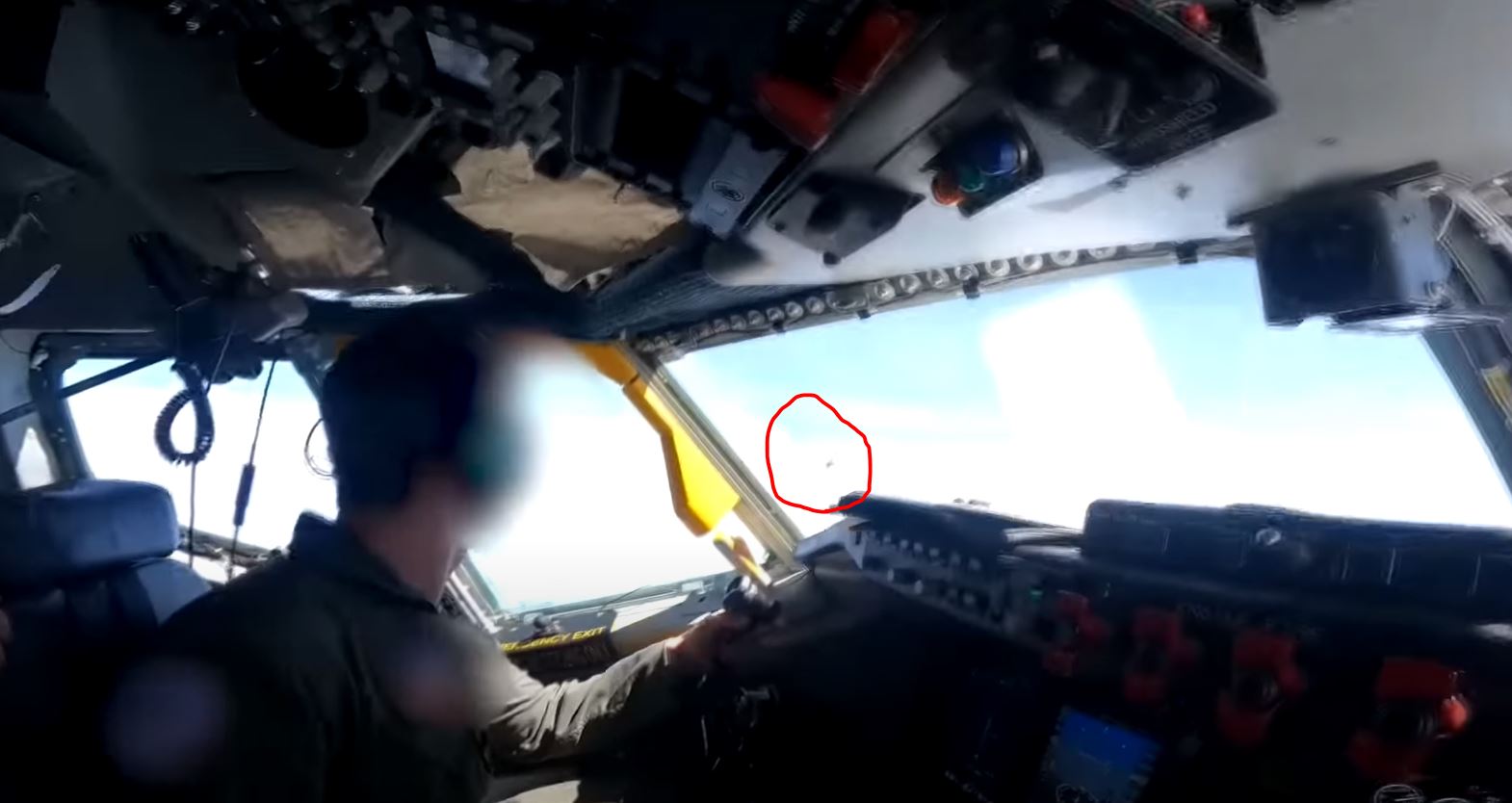 미군의 RC-135앞을 빠르게 칼치기로 지나가는 중국군 J-16전투기