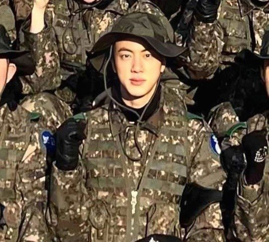 군인이 된 BTS 진 이미지