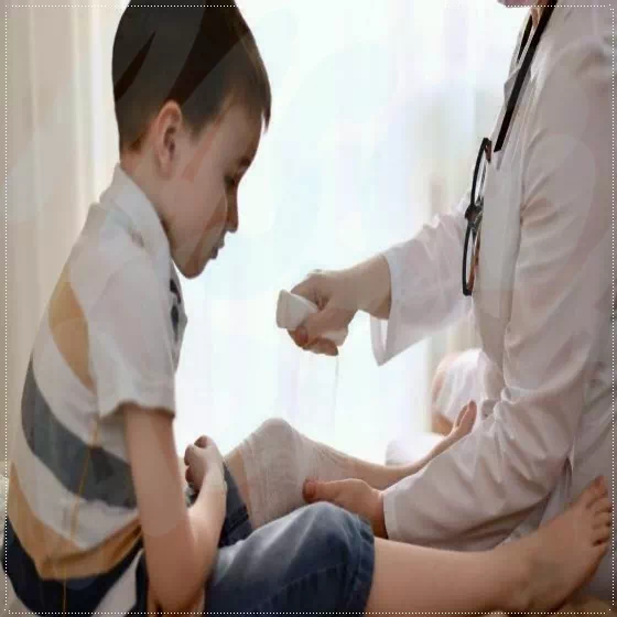 왼쪽다리에 붕대를 감고있는 의사와 아이