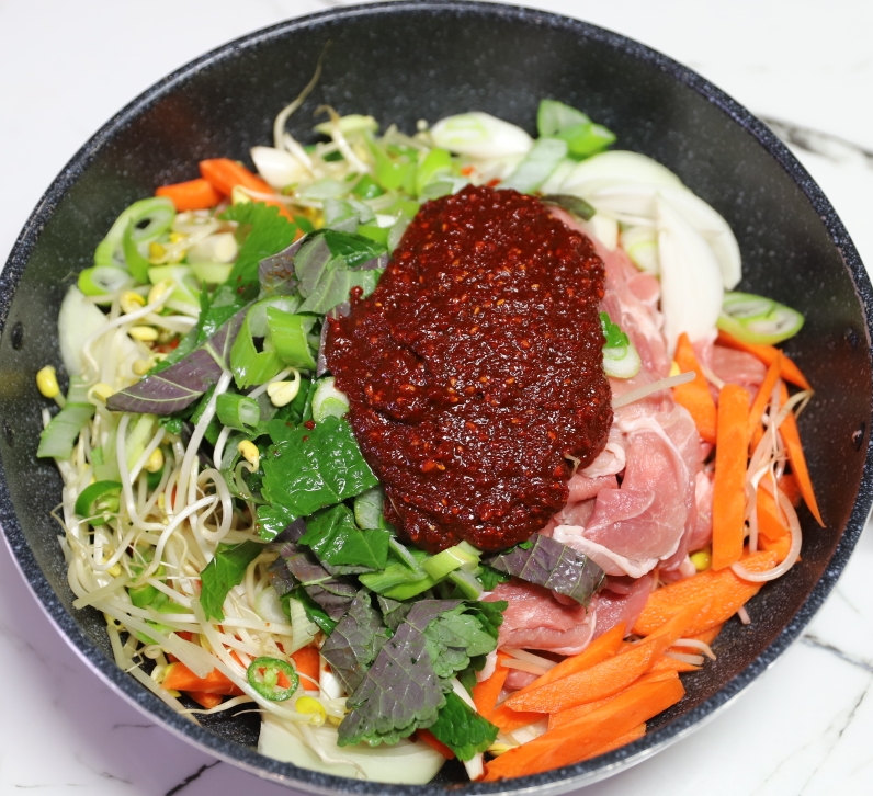 콩나물 불고기 끓이기 전 재료 준비 완료 모습