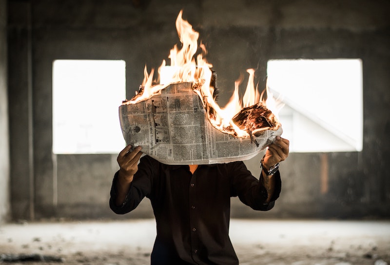 신문을 불태우는 남자