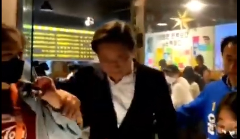  방금 기념촬영 연설 위해 여자아이 밀친 이재명 친이계 박찬대 의원 아이 보호 행동? 오른손으로 여자아이를 밀친 뒤 “여기 동양동이죠? 왜 이렇게 많이 오셨어요” 즉석 연설 시작