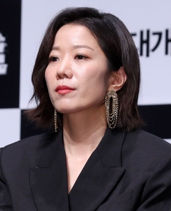 전혜진-검은-정장