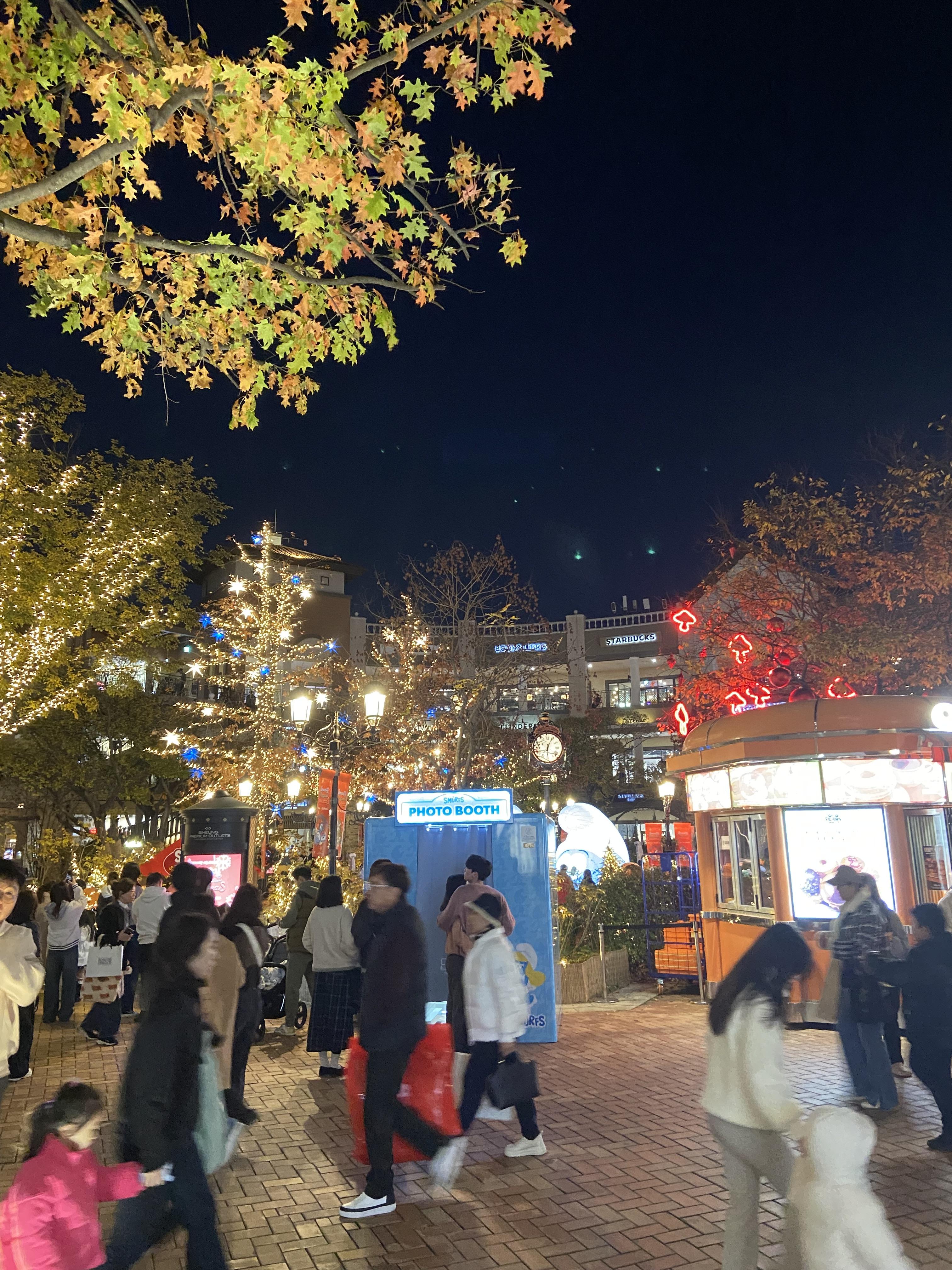 아울렛에 방문한 사람들