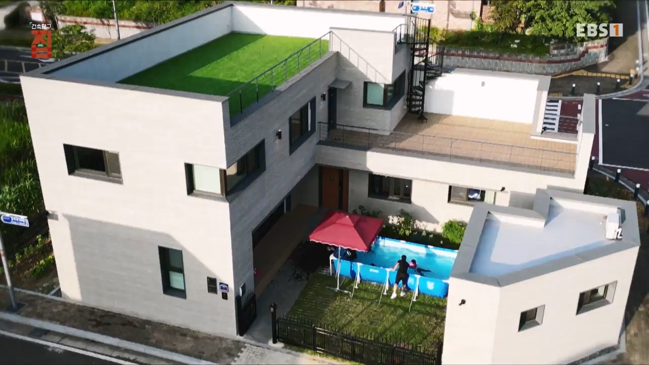TV - 전 국민의 평생학교 EBS한 지붕, 딴 생각으로 지은 집.mp4_20231226_203958.757.jpg