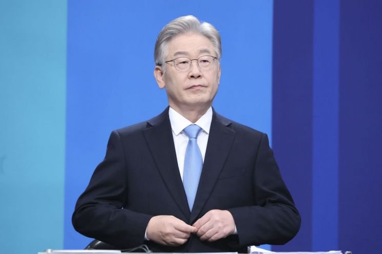  친문 단체 "이재명, 변호사에 20억 준 의혹 있다" 고발…李 측 "허위사실"