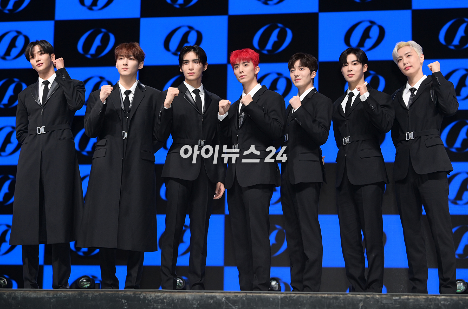 그룹 SF9(에스에프나인)이 9일 오후 서울 광장동 예스24 라이브홀에서 진행된 미니 12집 &#39;더 피스 오브 나인(THE PIECE OF9)&#39; 쇼케이스에 참석해 타이틀곡 &#39;퍼즐&#39; 무대를 선보이고 있다. [사진=정소희 기자]