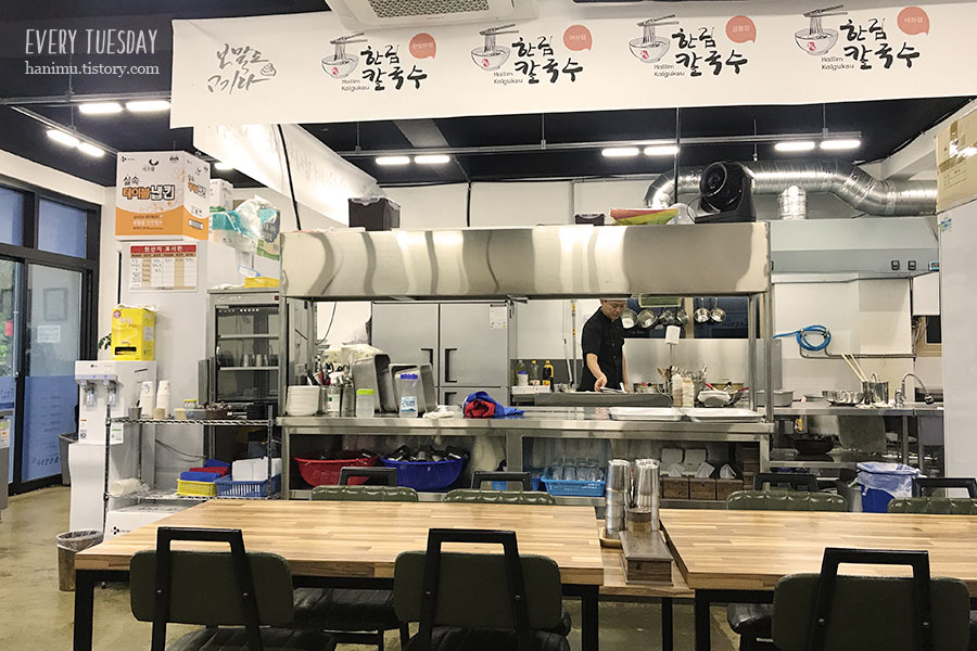  강아지랑 제주 여행 Day 3. 태풍 타파 죽여버려ㅠ 깔끔한 한림 칼국수 보말죽, 태풍에도 정상영업 달이뜨는식당 애견동반식당