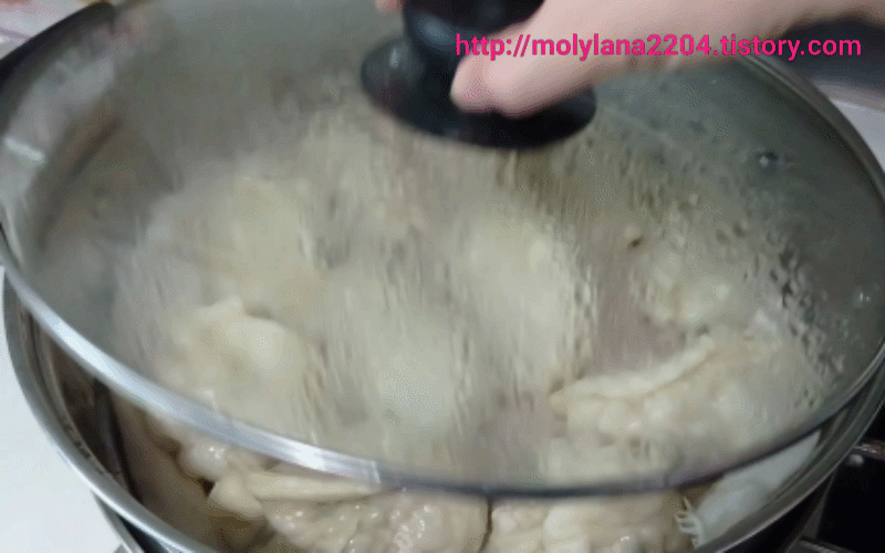  쫄깃한 만두피랑 맛있는 만두, 동그랑땡을 만들어 보았습니다.