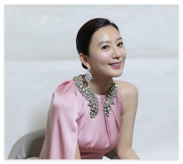 배우 김희애가 분홍색 드레스를 입고 있는 모습