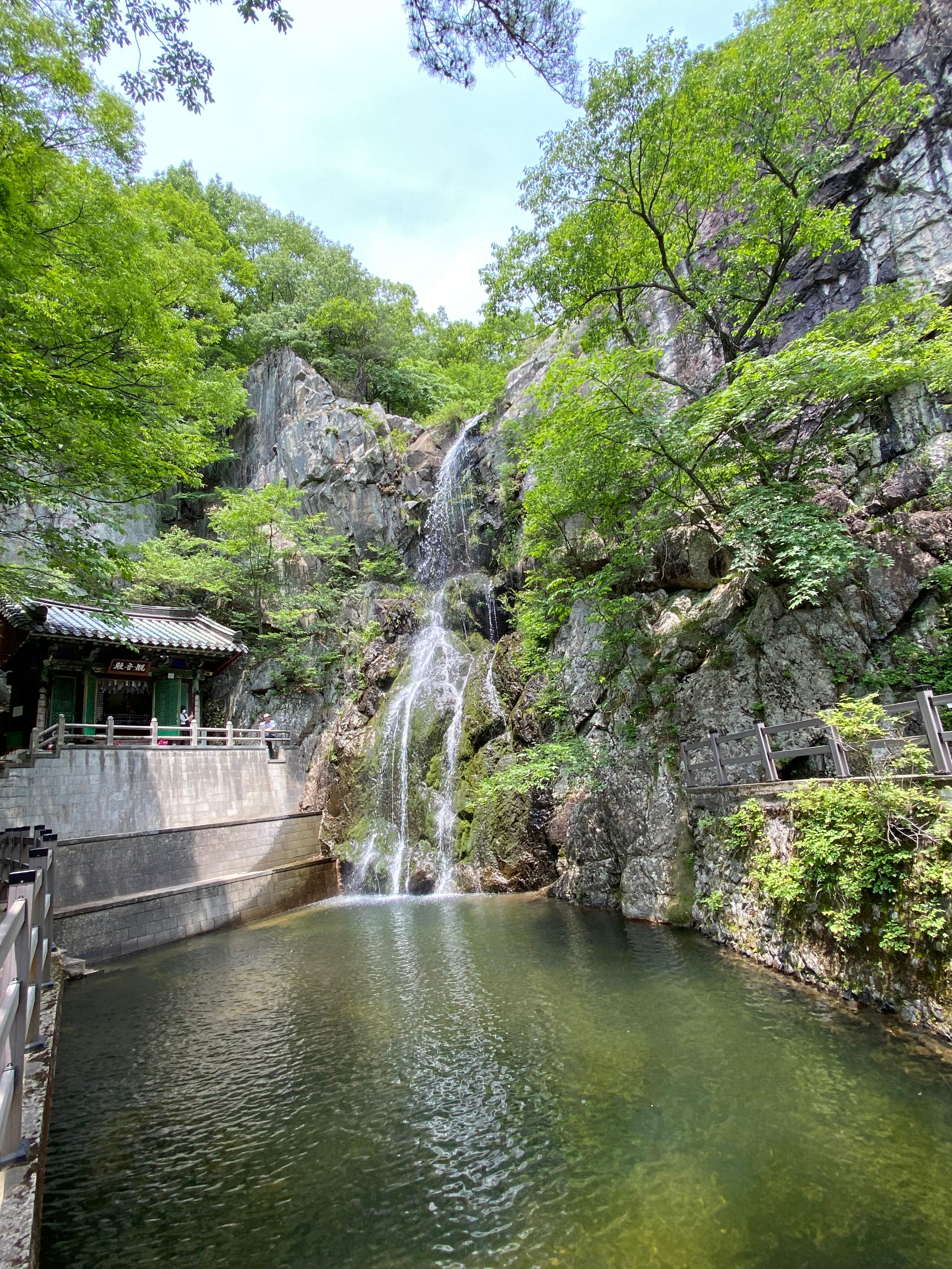 양산_천성산_기슭의_홍룡폭포_전경._옆에_보이는_홍룡사의_관음전에_국내_유일의_랑견관음보살이_있어_폭포를_응시하고_있다.