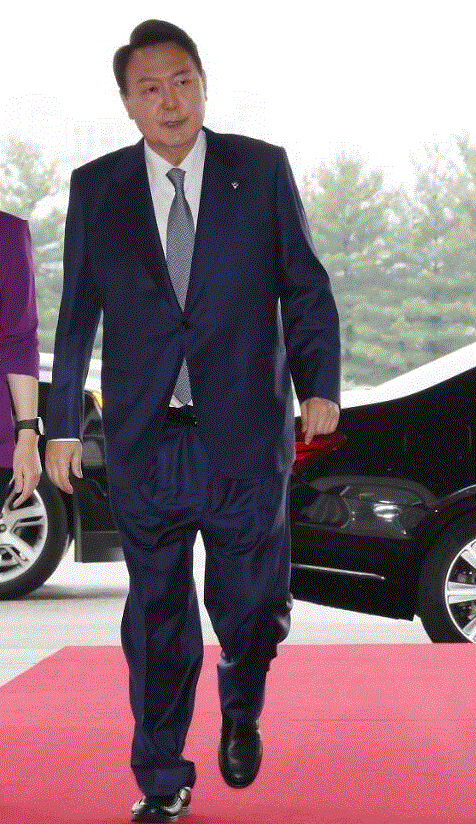 982182_95280_3531_윤석열바지 거꾸로.gif