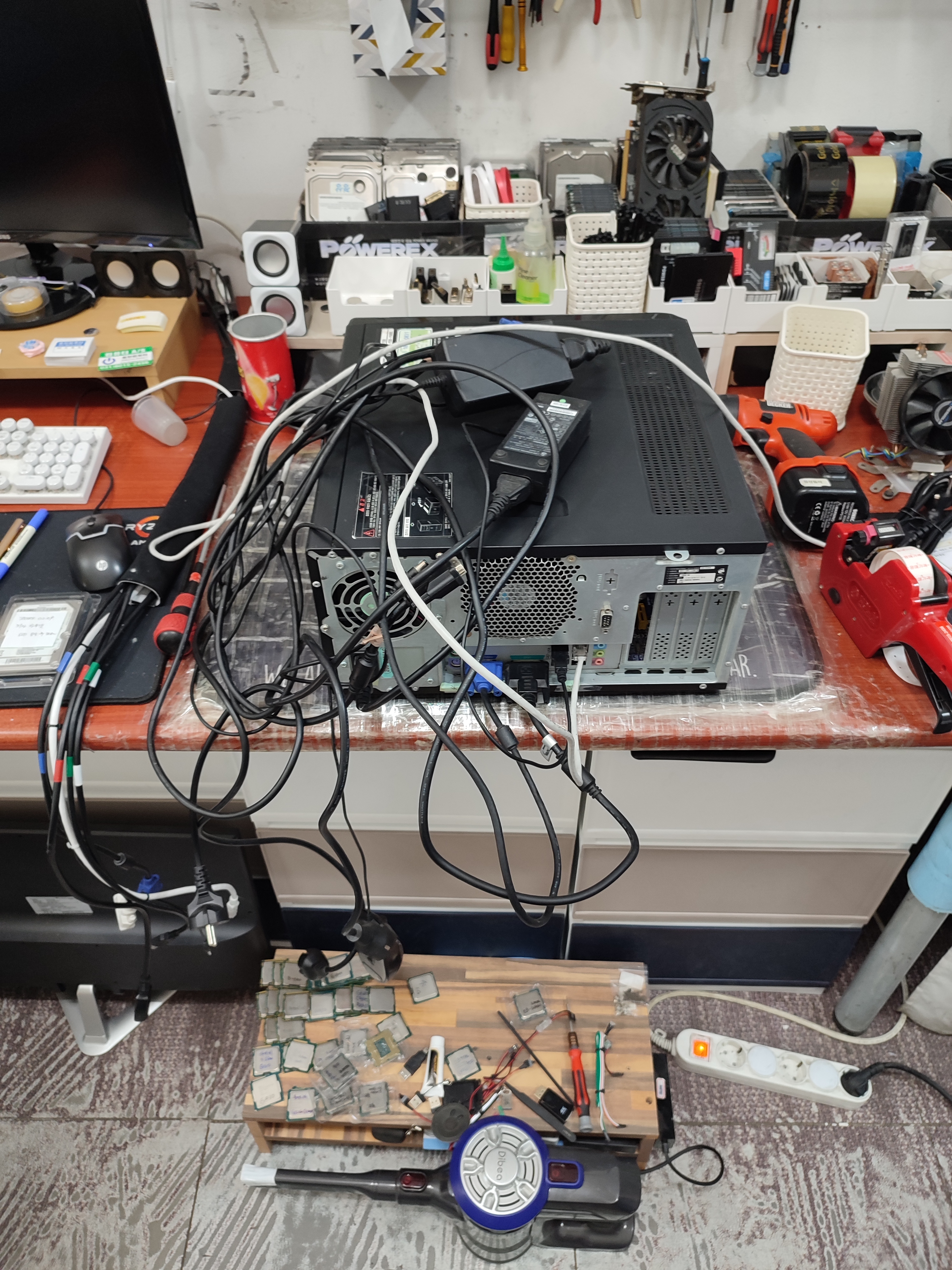 케이블은 분리하고 컴퓨터 본체만 가져오시면 됩니다.