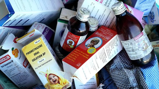 지난해 10월 아프리카 감비아 수도 반줄에서 현지 당국에 의해 회수된 감기약 시럽 제품들. [AFP=연합뉴스]