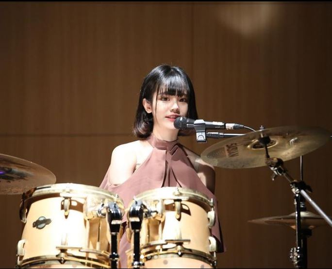 베이글녀로 유명한 그녀가 욕실에서 옷 벗고 사진 찍은 이유?