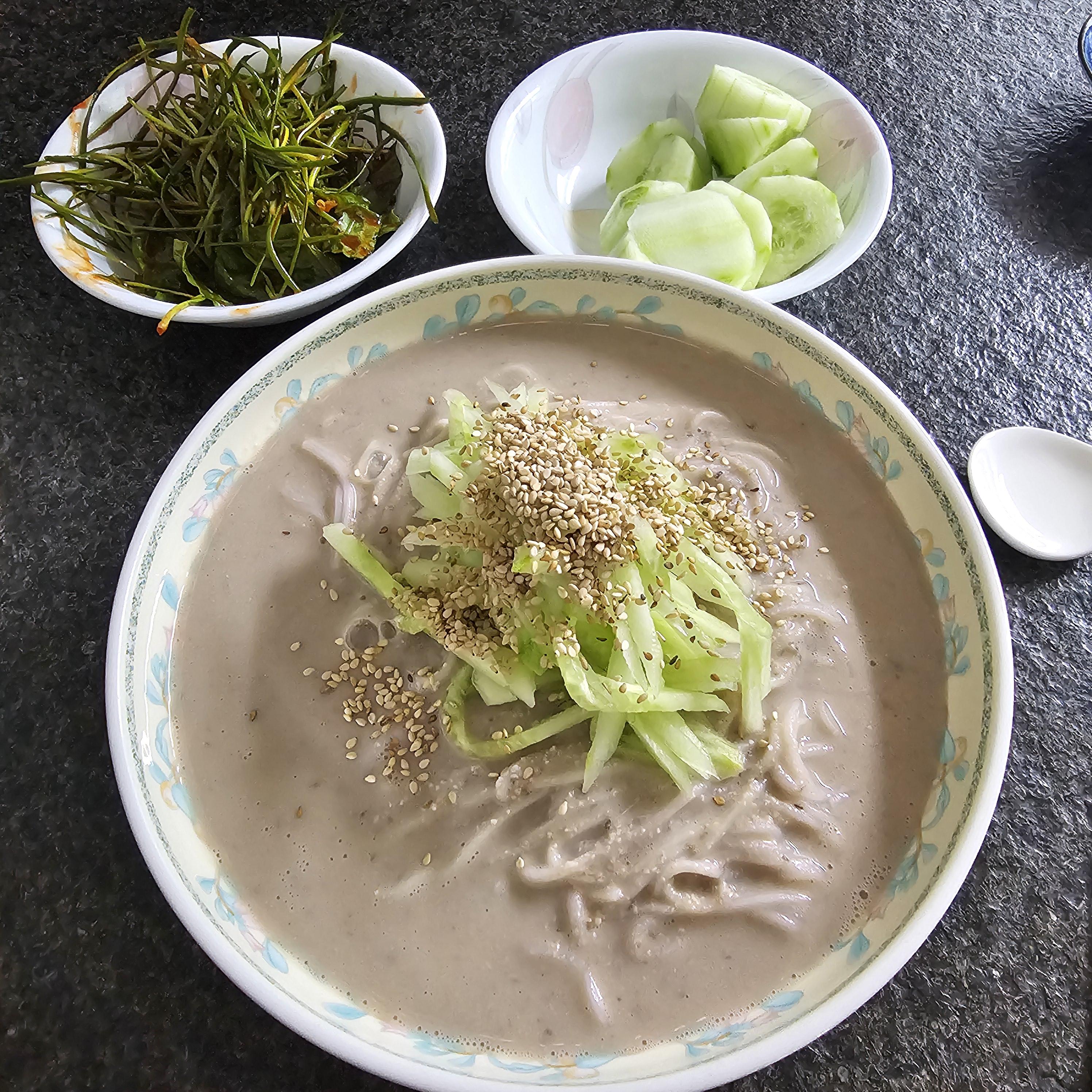 콩국수에 깨소금 뿌리기