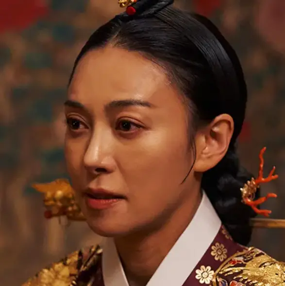 세작-
화려한 중전옷에 황금 쪽을 찌고 말하는 왕대비