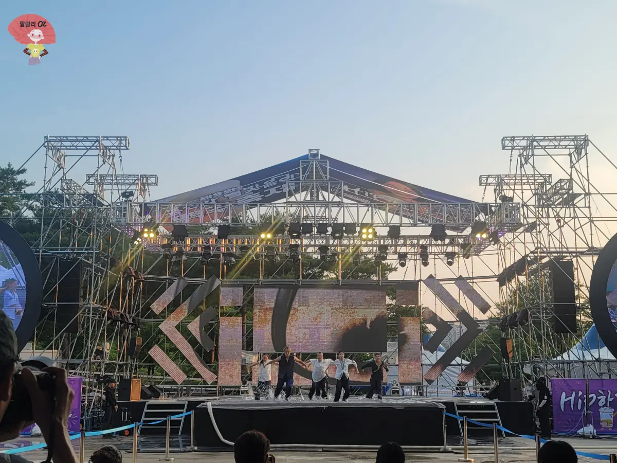 강원도-홍천-맥주축제-웻댄스-참가자팀-요괴컨셉-춤을-추고-있는- 5명의-남녀-혼합-댄서들