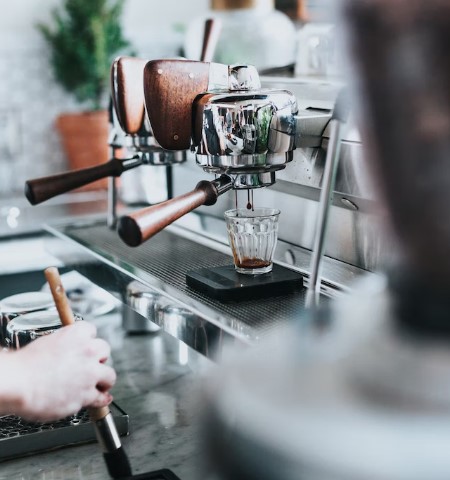 커피머신-청소중인-사진