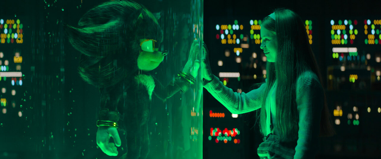 섀도우와 친구 마리아가 손을 맞대고 교감하는 모습