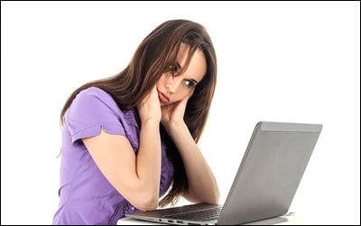 노트북을 펼치고 피곤해하는 여성