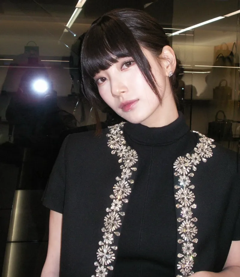 수지셀린느, 수지공항패션, 수지귀국패션, 수지패션, 수지트리옹프백, 셀린느트리옹프, 셀린느가방추천, 셀린느공항룩, 셀린느코디, 셀린느앰버서더, 뷔셀린느, 박보검셀린느, 셀린느25ss, 파리패션위크2025, 수지패션분석, 수지셀린느룩, 수지착장정보, 셀럽공항패션, 셀럽명품가방, 여자공항패션, 명품패션, 명품가방추천, 프렌치시크룩, 꾸안꾸공항패션