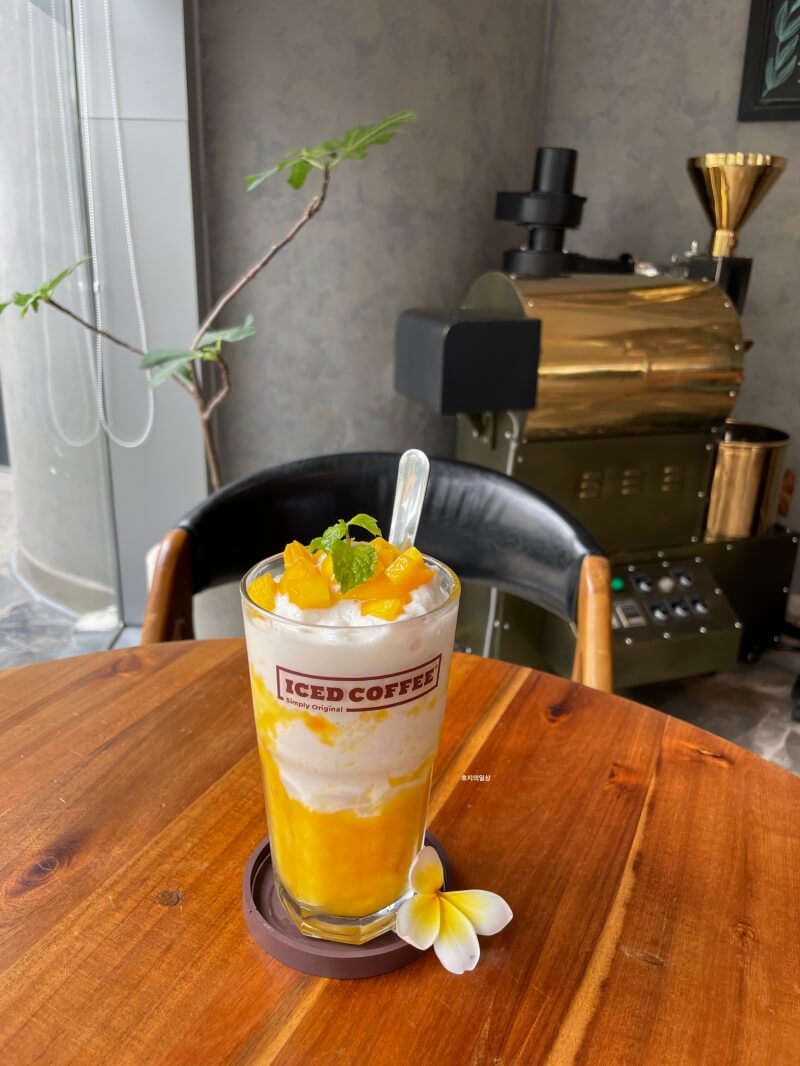 나트랑 카페 맛집 아이스드 커피 - 망고 코코넛 스무디