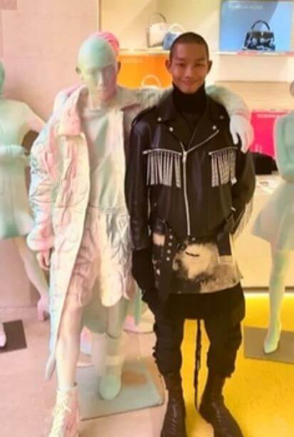 모델 수민 루이비통 조각상