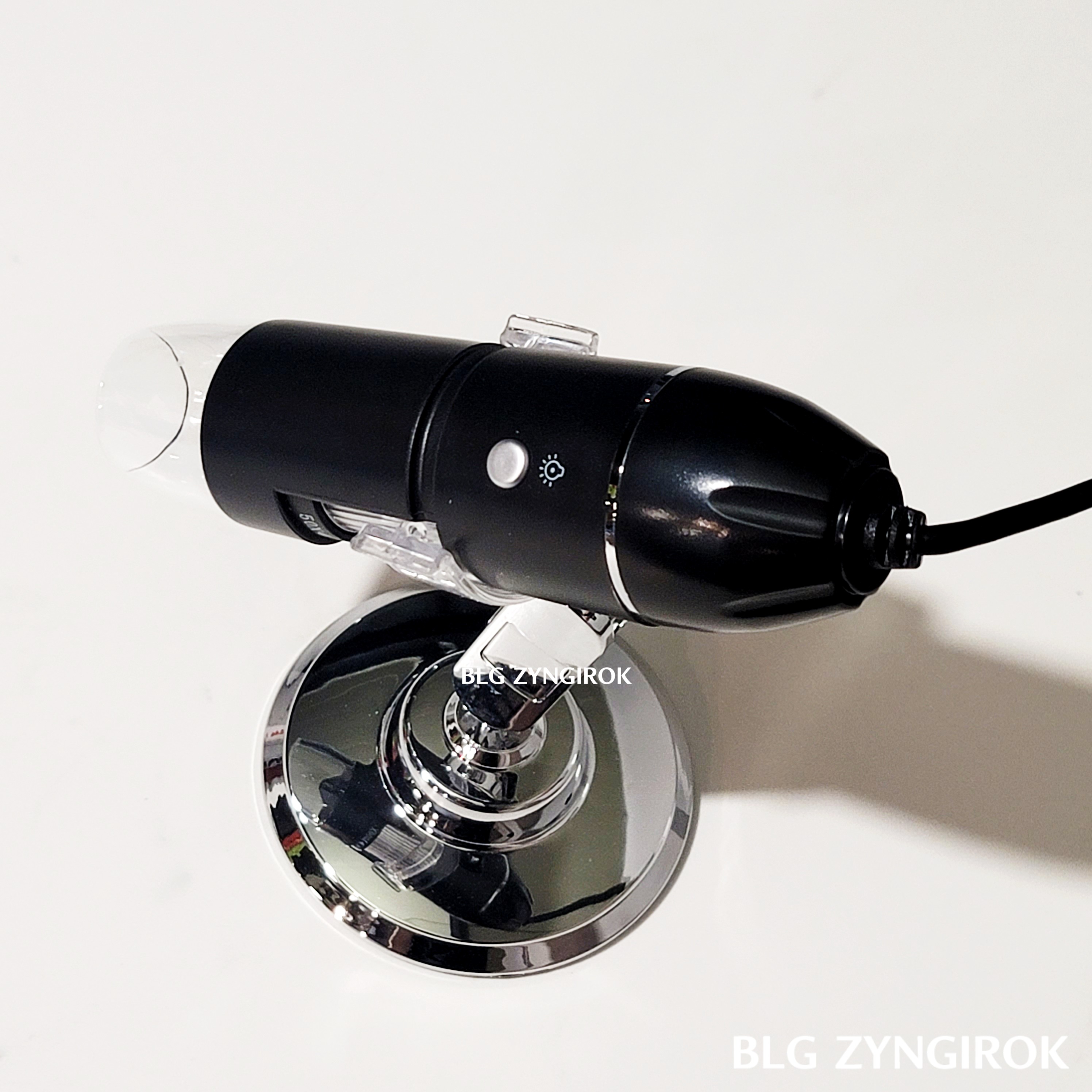 카메라가 거치대에 거치돼 있는 모습이다.