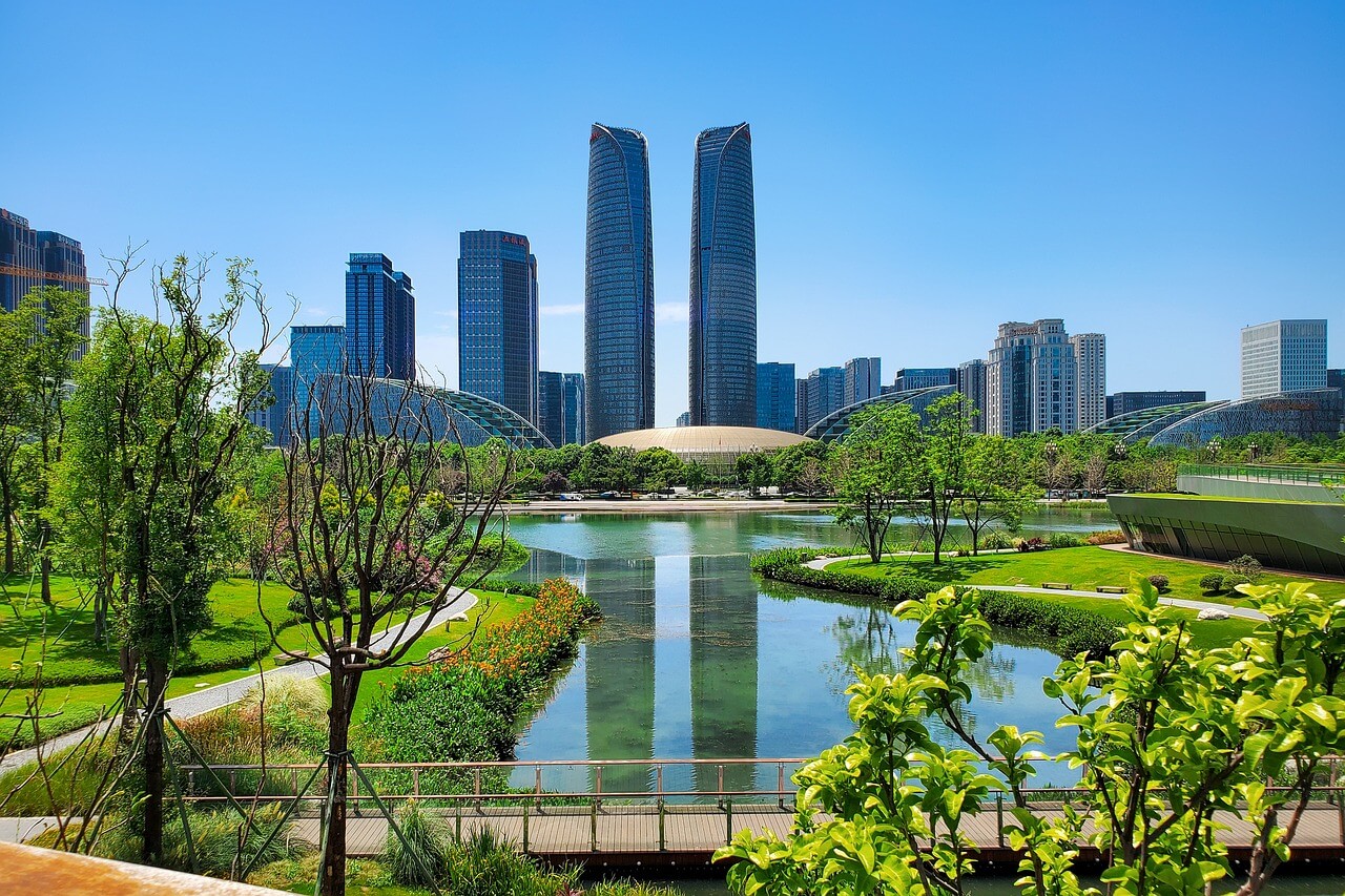 도시 속 조용한 산책 코스 석촌호수 동쪽 산책로 &ndash; 붐비지 않는 시간대의 호수 산책