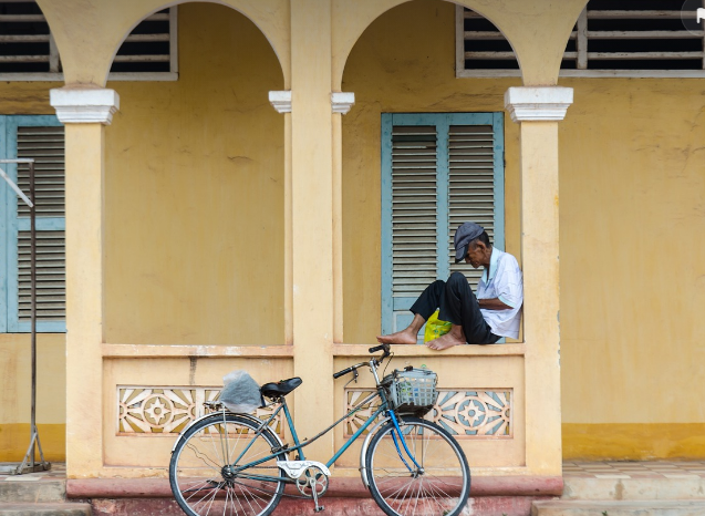 노인이 혼자 외롭게 앉아있는사진