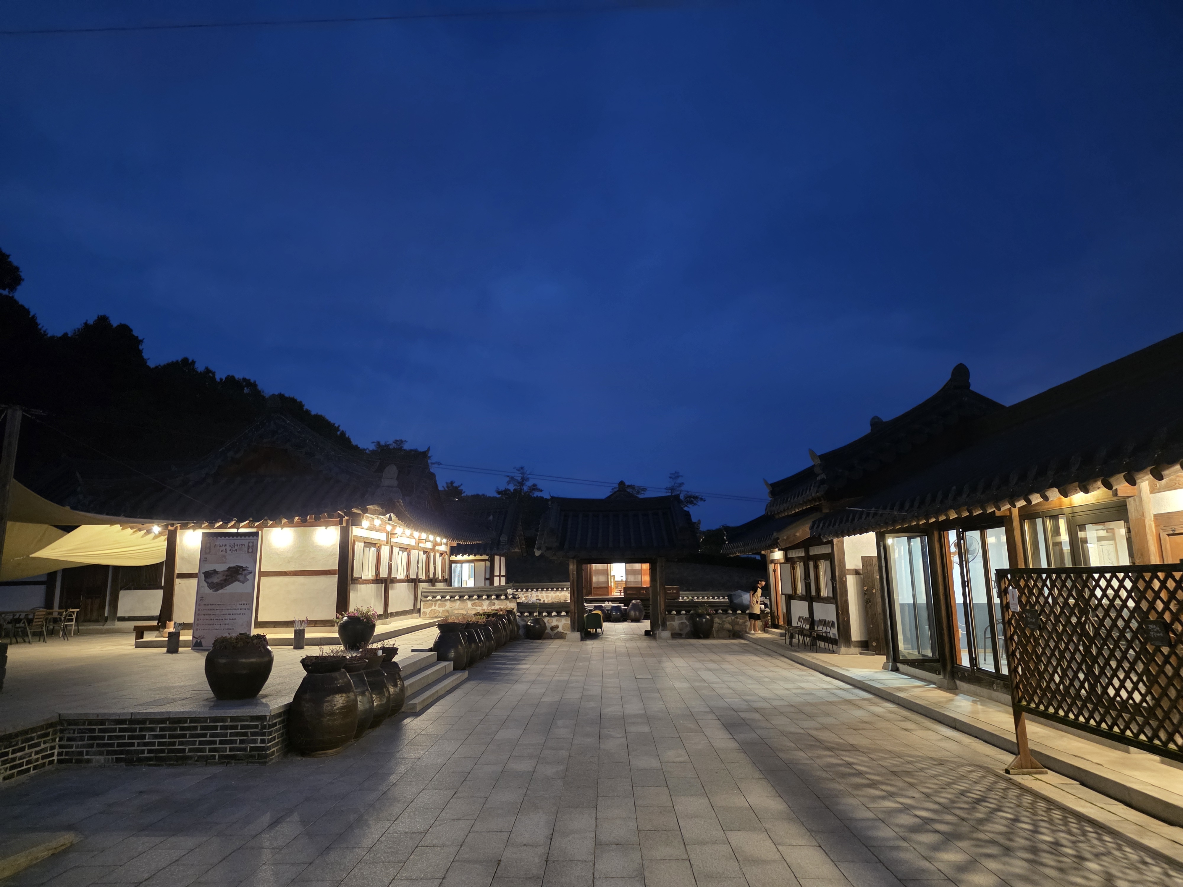 연천 세라비 한옥카페 야외 테라스와 야경 풍경