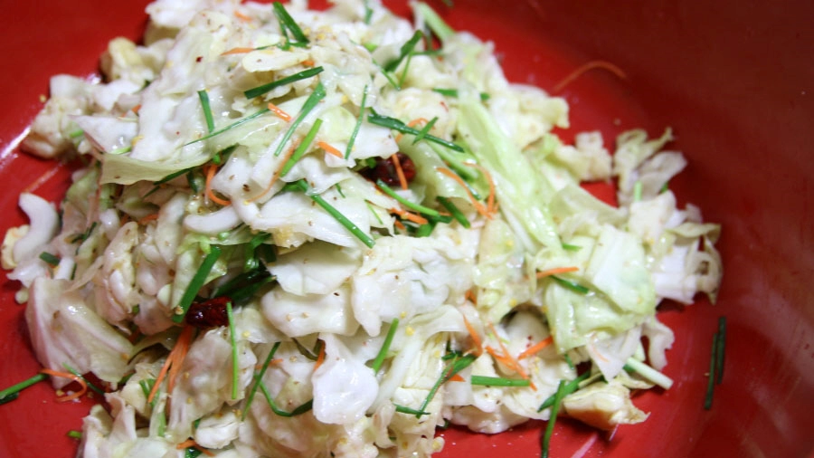 양배추 김치 버무리는 모습